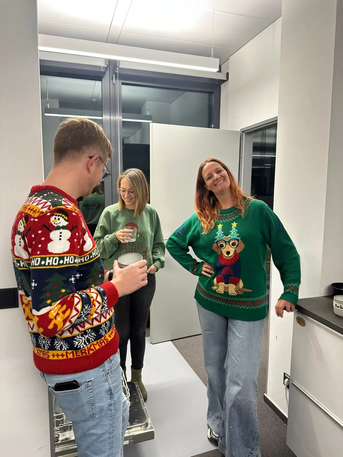 Team beim Jahresabschluss im Büro