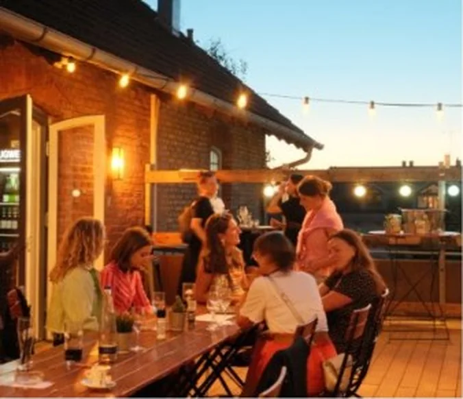 Team-Event am Abend auf der Dachterrasse
