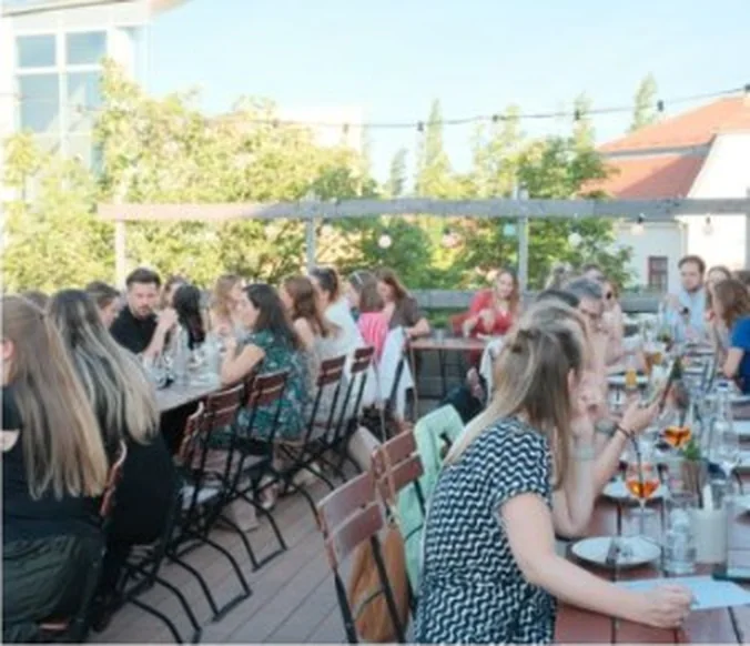 Team beim gemeinsamen Essen auf der Dachterrasse