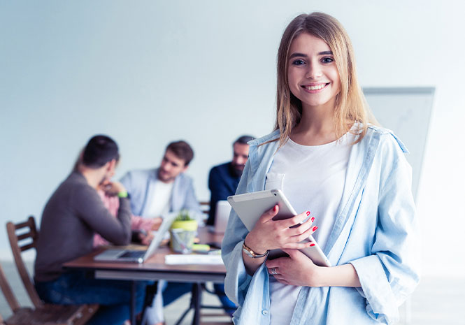 Freundliche junge Frau mit Tablet